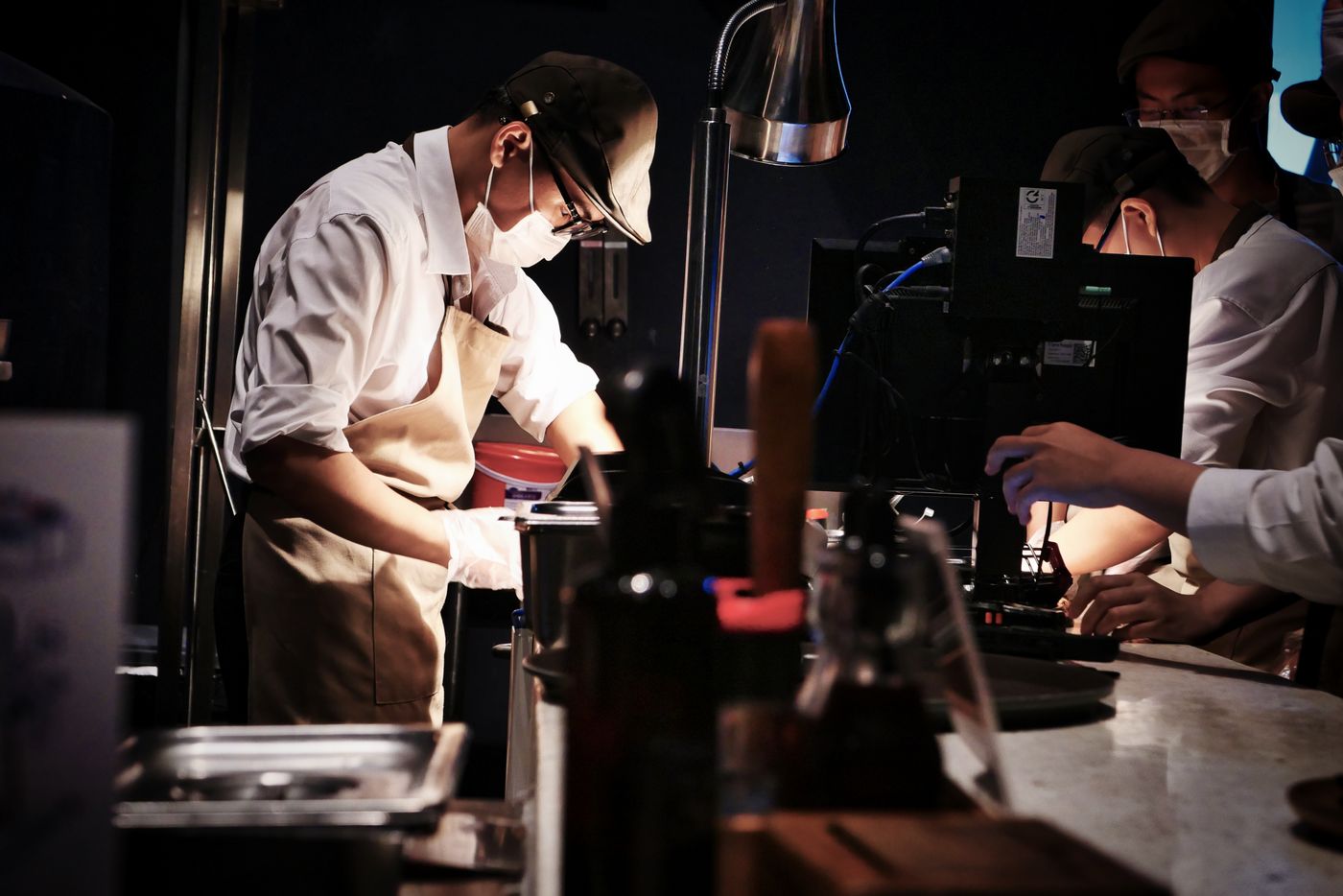Chef al lavoro in una cucina professionale